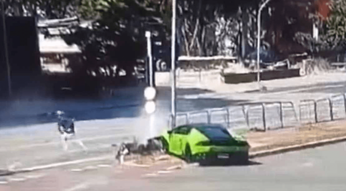 Un brazilian a intrat cu Lamborghiniul de 530.000 de euro într-un stâlp, când urmărea motociclistul care îi furase Rolexul de 40.000 de euro | VIDEO