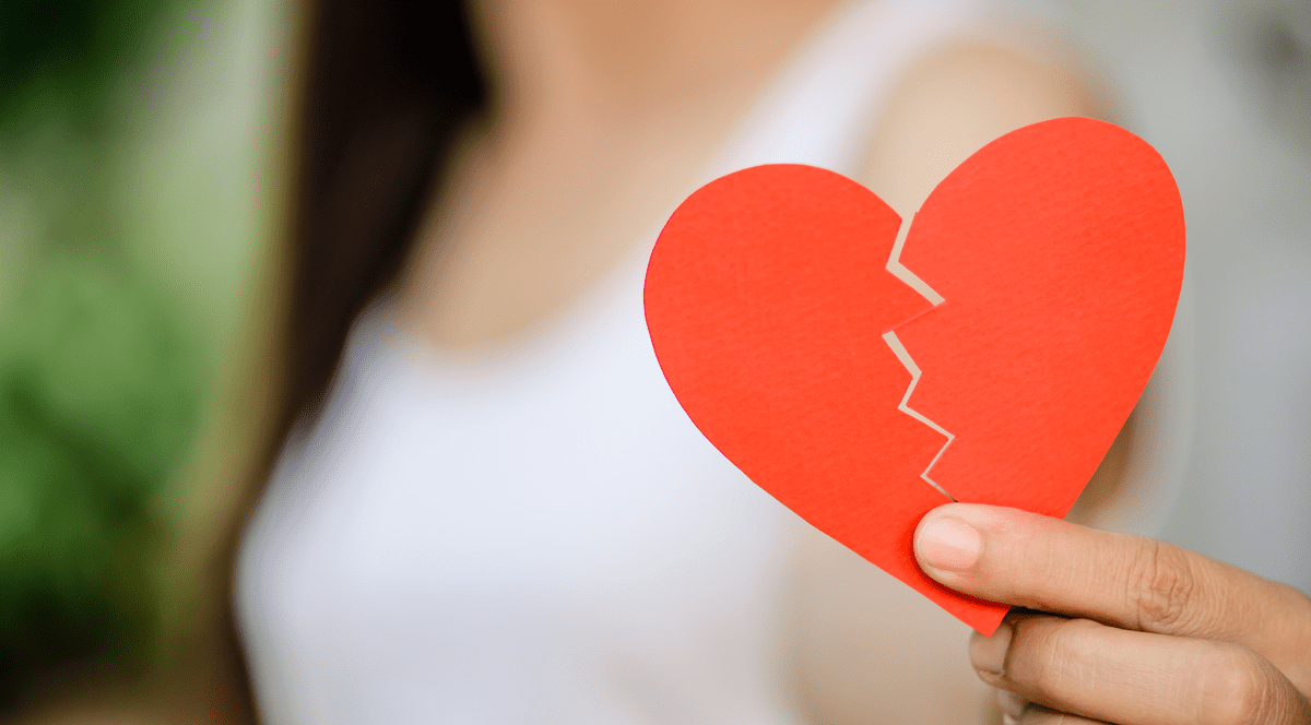 Ce este love bombing. Cum recunoști comportamentul și exemple de love bombing