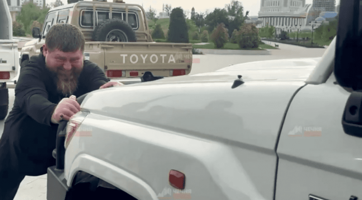 „Bicepși de piatră”. Înregistrare cu Ramzan Kadîrov împingând un SUV, după ce liderul cecen a fost filmat gâfâind când urca scările de la Kremlin | VIDEO