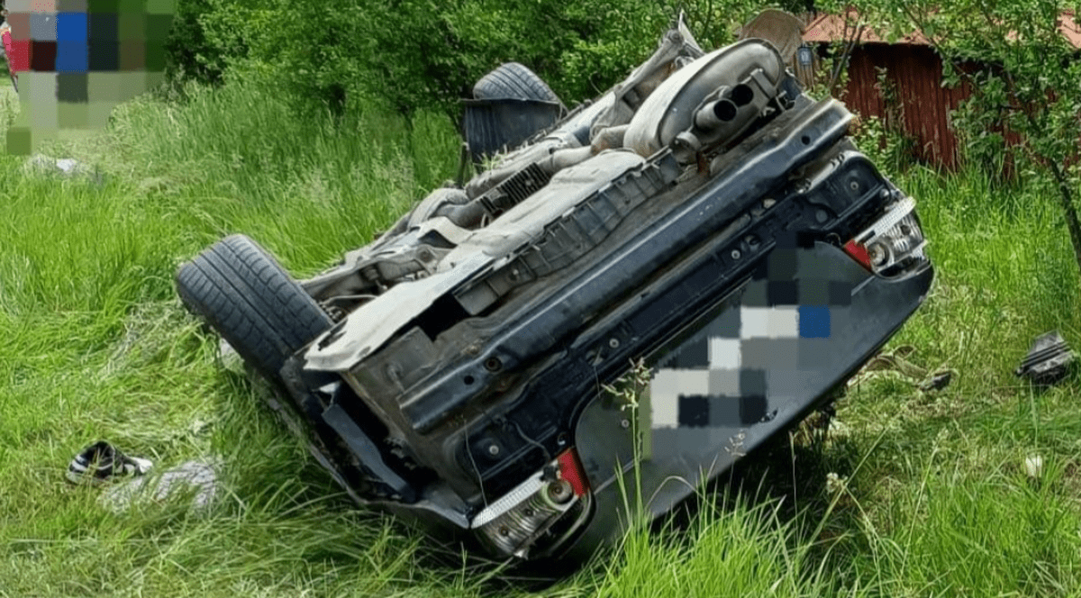 Doi tineri de 15 şi 19 ani au murit după ce au intrat cu mașina într-un stâlp şi apoi s-au răsturnat, în Argeş