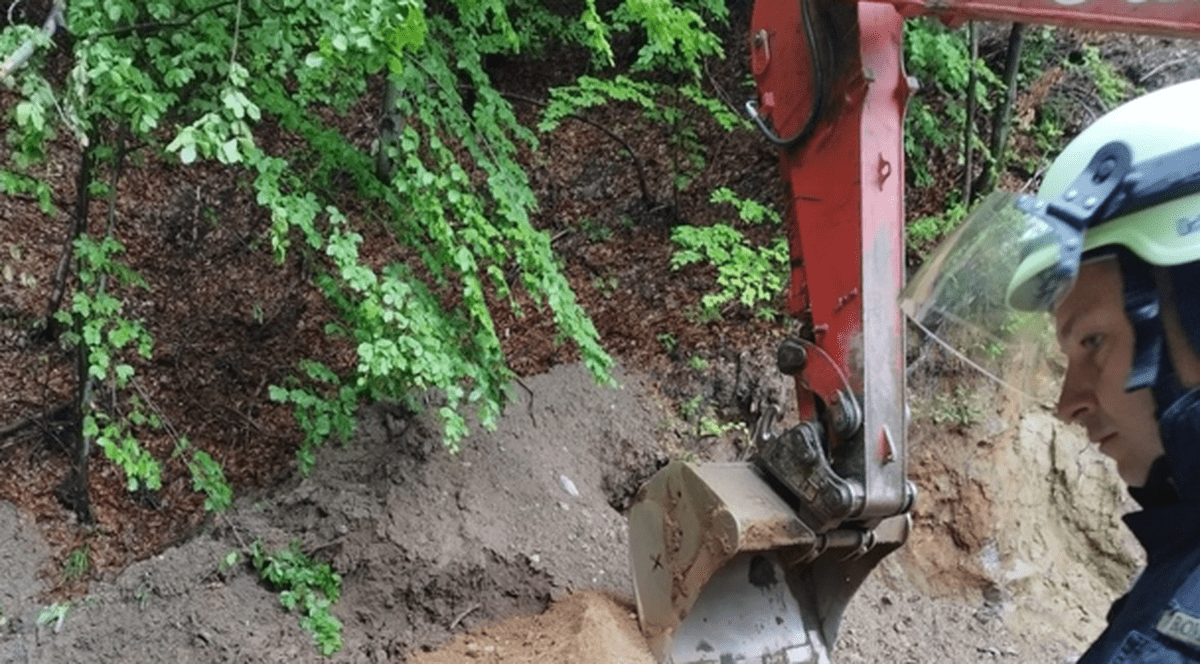 Un bărbat a murit după ce a fost prins sub un mal de pământ, când lucra la un drum forestier din Călimăneşti