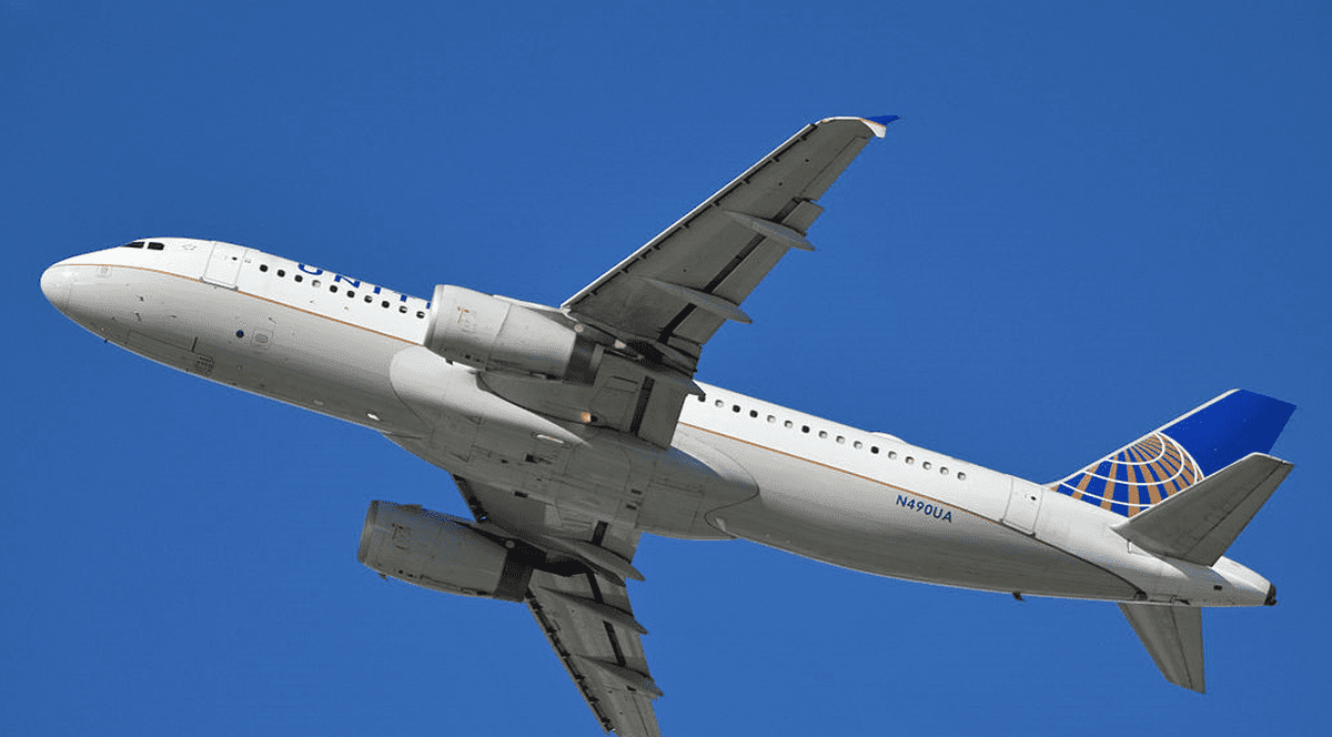 Probleme pentru un Airbus A320 al United Airlines, vechi de 22 de ani: părți ale carcasei unui motor s-au desprins după decolare