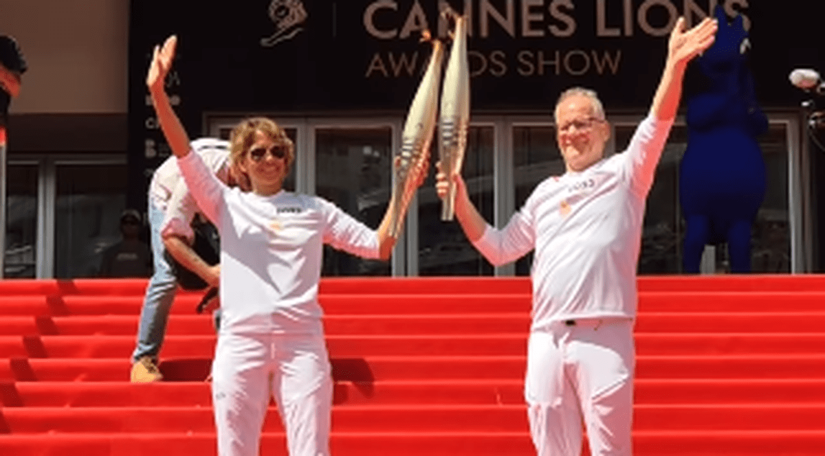 Actrița americană Halle Berry a purtat flacăra olimpică, pe care a preluat-o pe covorul roșu de la Cannes | VIDEO