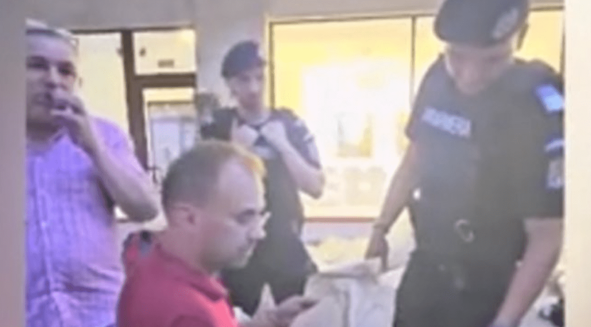 Precizările Jandarmeriei Capitalei după ce au apărut imagini cu persoane care arată Poliţiei saci cu buletine nesigilaţi, la sectorul 1