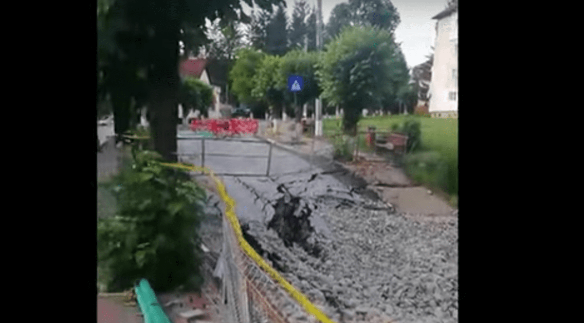 Craterul de pe strada surpată din Slănic Prahova s-a adâncit din nou. Ce spun autoritățile