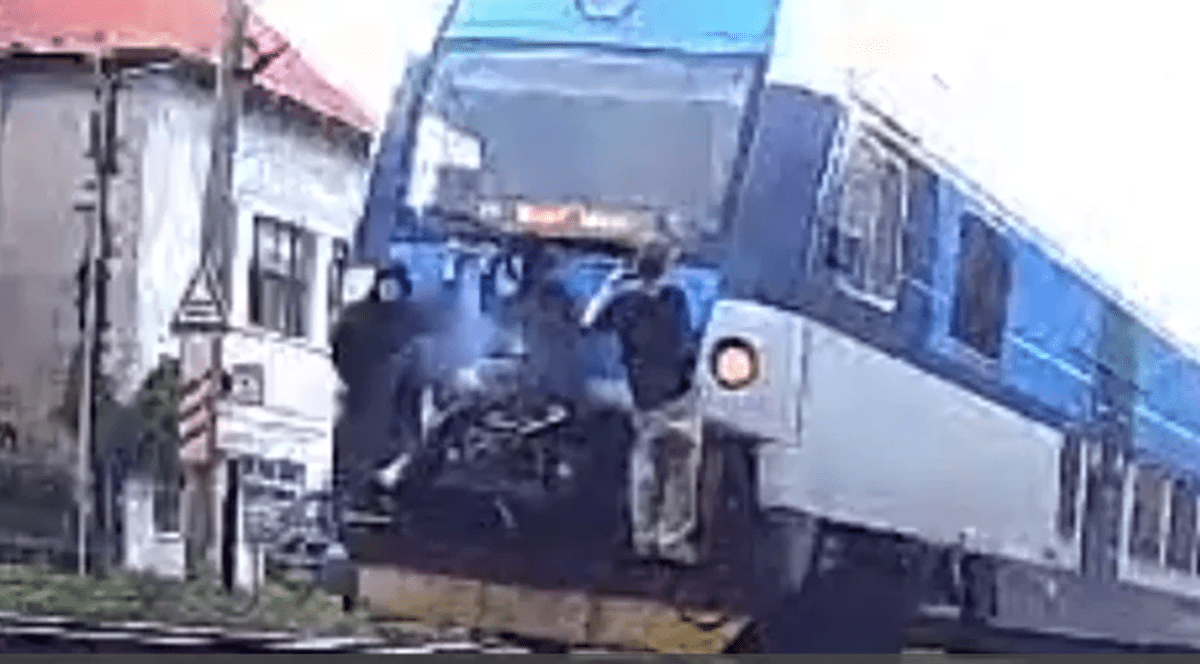 Provocare periculoasă. Trei tineri, filmați când merg pe tren, în Cehia | VIDEO