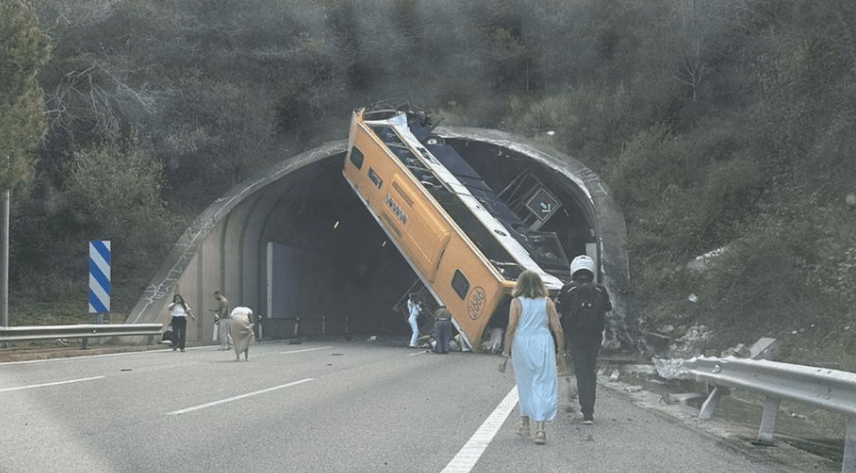 Zeci de răniți, opt în stare gravă, după ce un autobuz s-a răsturnat la intrarea într-un tunel din Barcelona