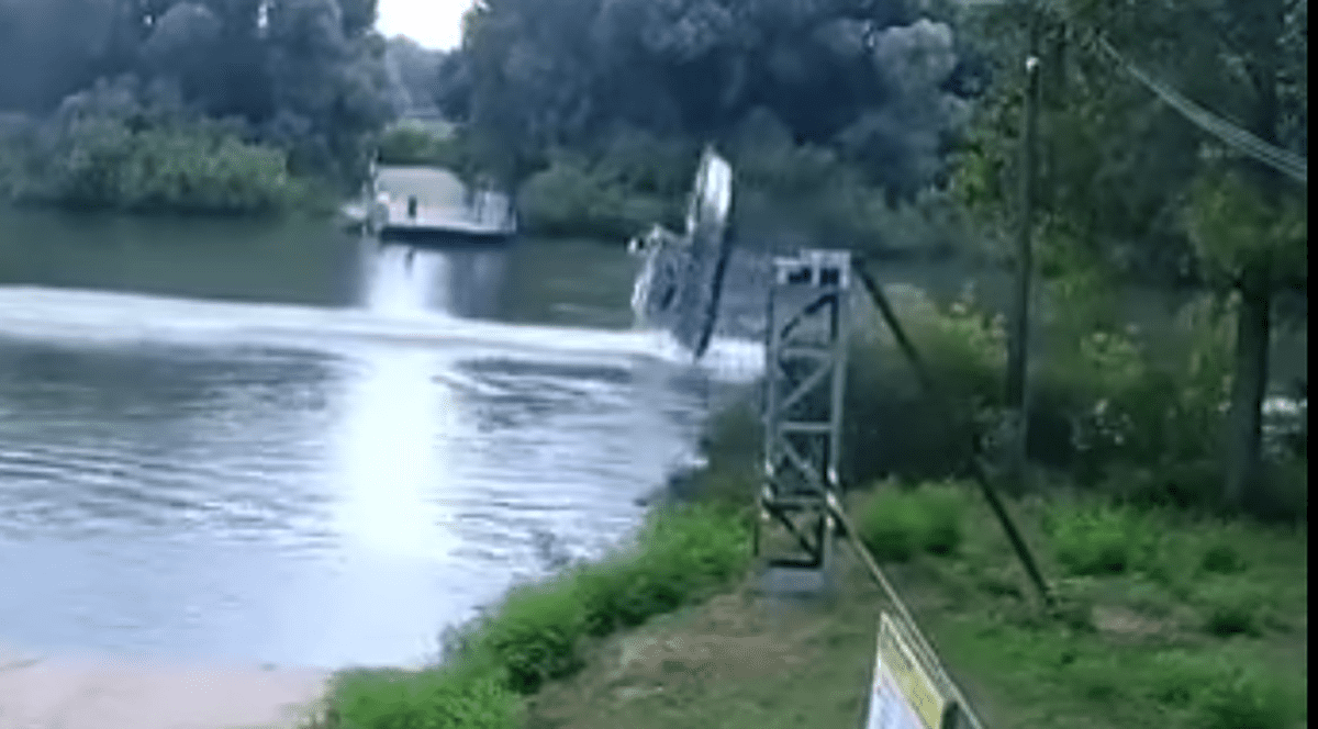 Momentul în care o ambarcațiune a poliției maghiare agață cablul unui bac de pe Tisa și se răstoarnă | VIDEO