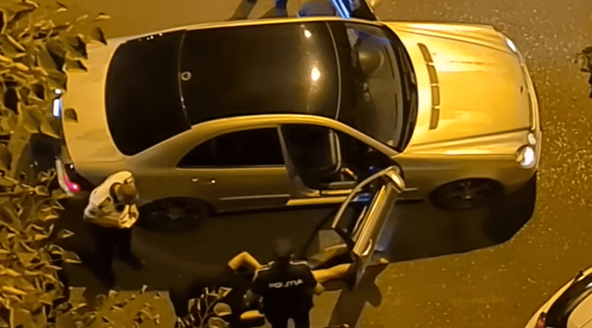 Șofer întins lângă mașină, încătușat, după ce polițiștii l-au urmărit prin Timișoara. VIDEO