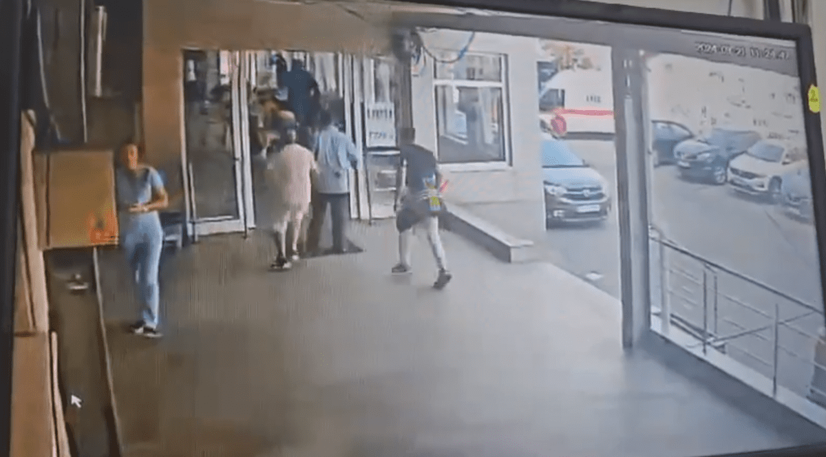 Două clanuri din orașul Pantelimon s-au bătut în stradă cu bâte și săbii. Conflictul a continuat în spital | VIDEO