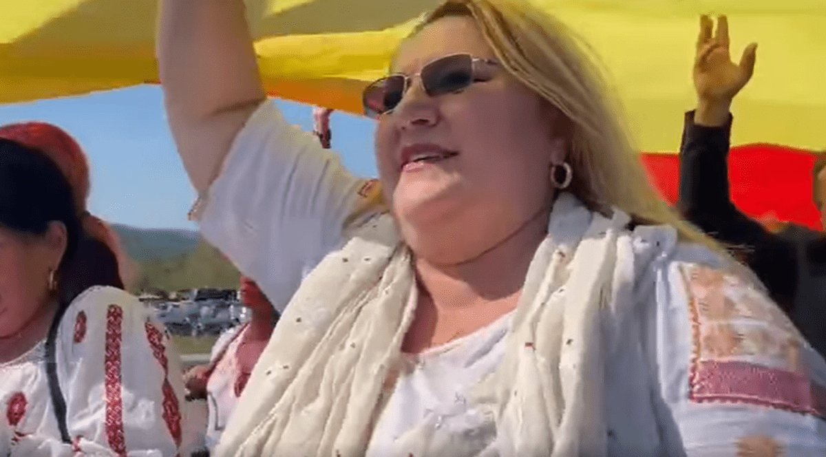 Serbările Naţionale de la Ţebea, cu trei candidaţi la preşedinţie prezenţi la manifestări. Diana Șoșoacă a fost huiduită: „Rușine să vă fie”