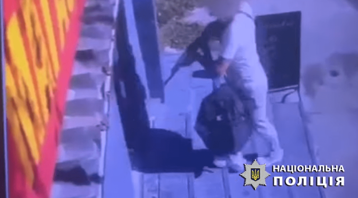 Un ucrainean a intrat cu un pistol-mitralieră într-un magazin și a deschis focul: două persoane au fost rănite | VIDEO