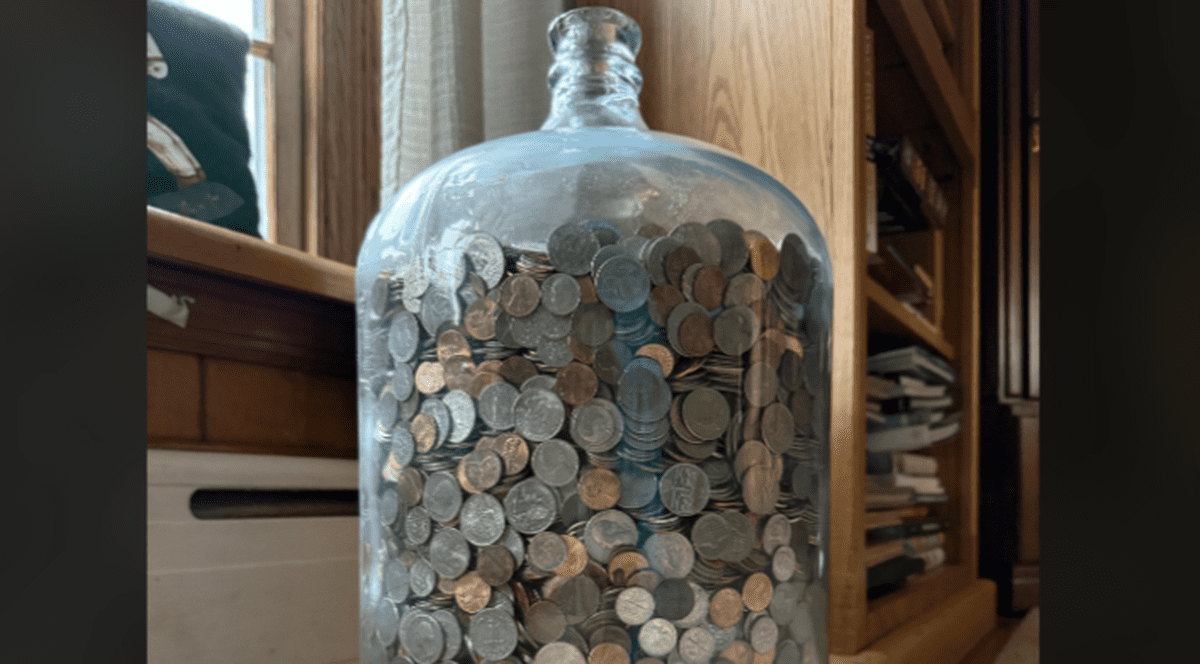 Bunicul care a strâns monede timp de 70 de ani, într-o damigeană, în SUA. Familia: „Am numărat 5 zile”