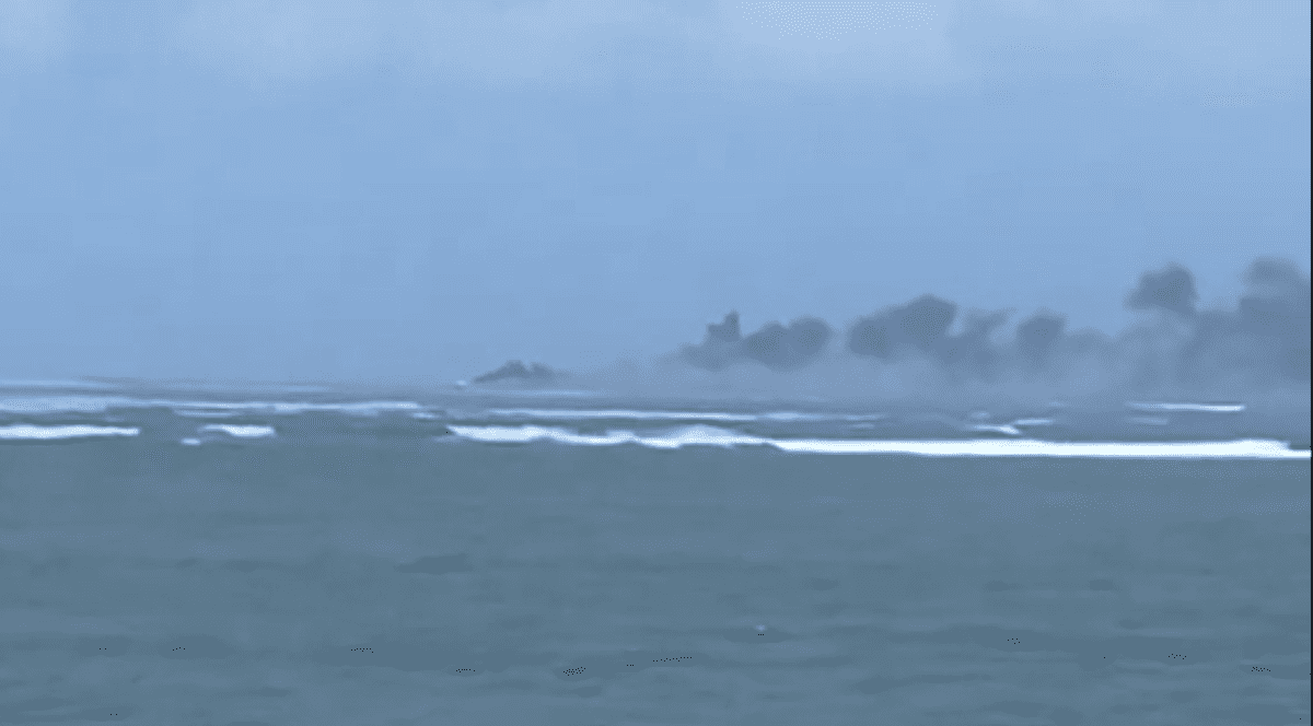 Momentul în care o navă militară ia foc și se scufundă | VIDEO