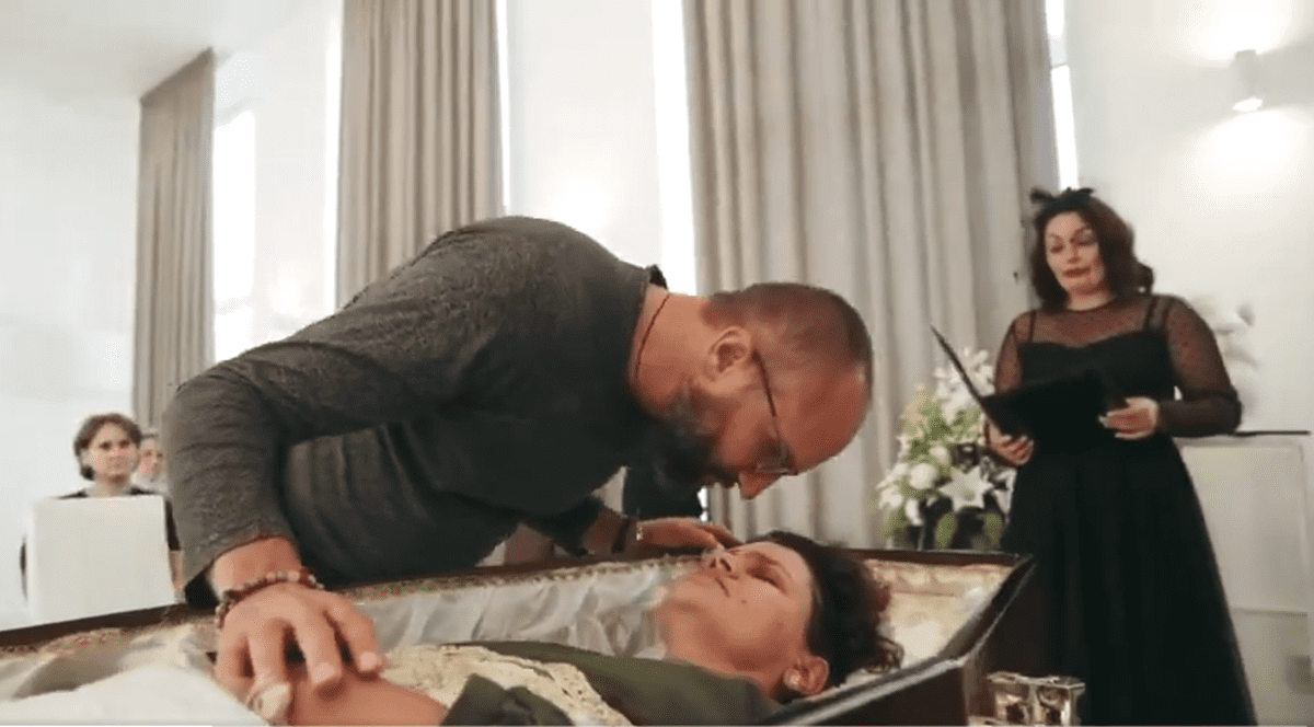 Rusia are un nou trend: „Terapia cu coșciuge". Cererea pentru serviciu depășește oferta | VIDEO