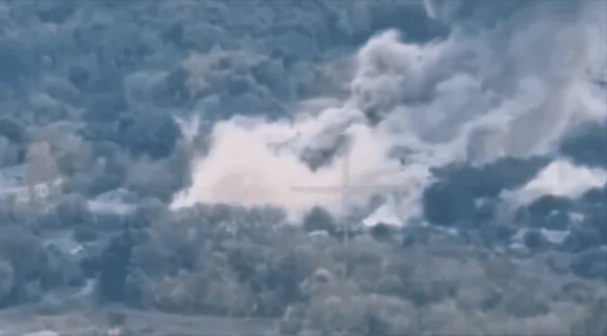 Momentul în care două rachete trase de ucraineni pulverizează clădirea în care se aflau soldați ruși operatori de drone, în Kursk I VIDEO