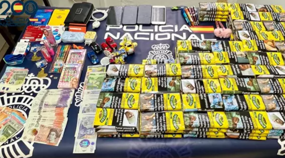 Pachetele de țigări și alte obiecte furate de trei români dintr-un magazin de pe aeroportul Menorca.