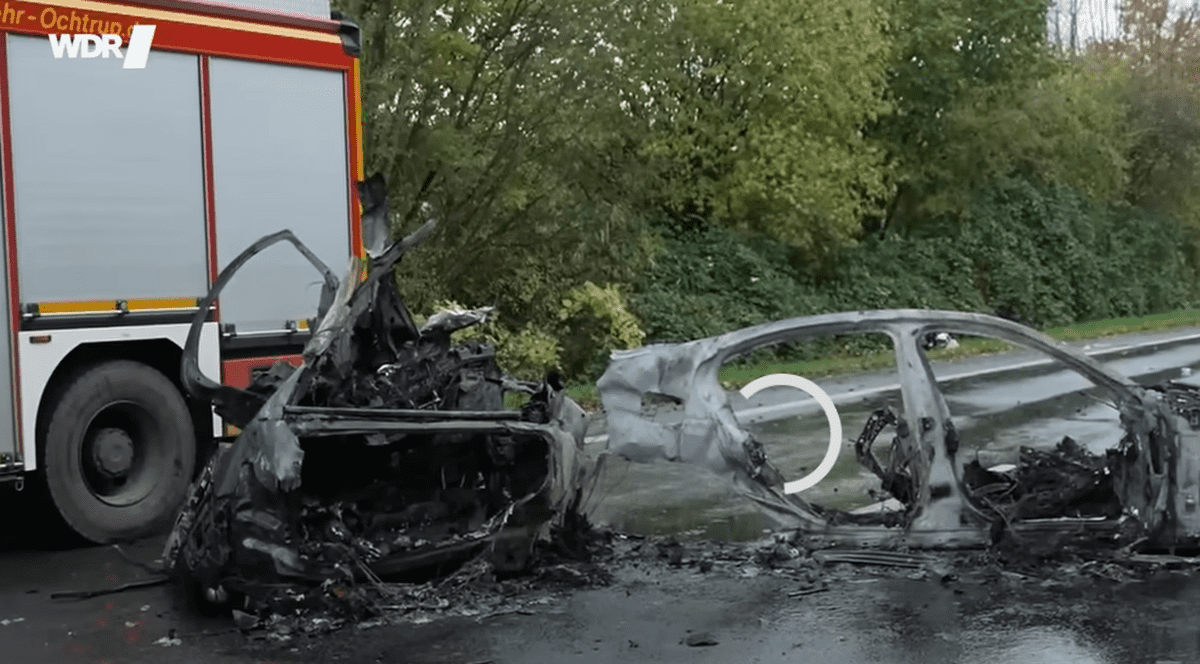 Una dintre cele două mașini distruse în urma accidentului.