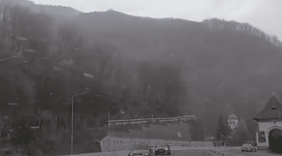 Au început ninsorile și în Defileul Jiului. Se circulă în condiții de iarnă