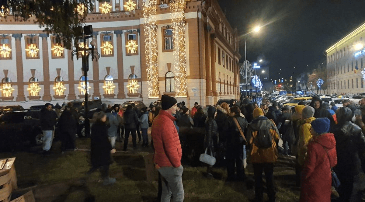 Mulțime de oameni în stradă.