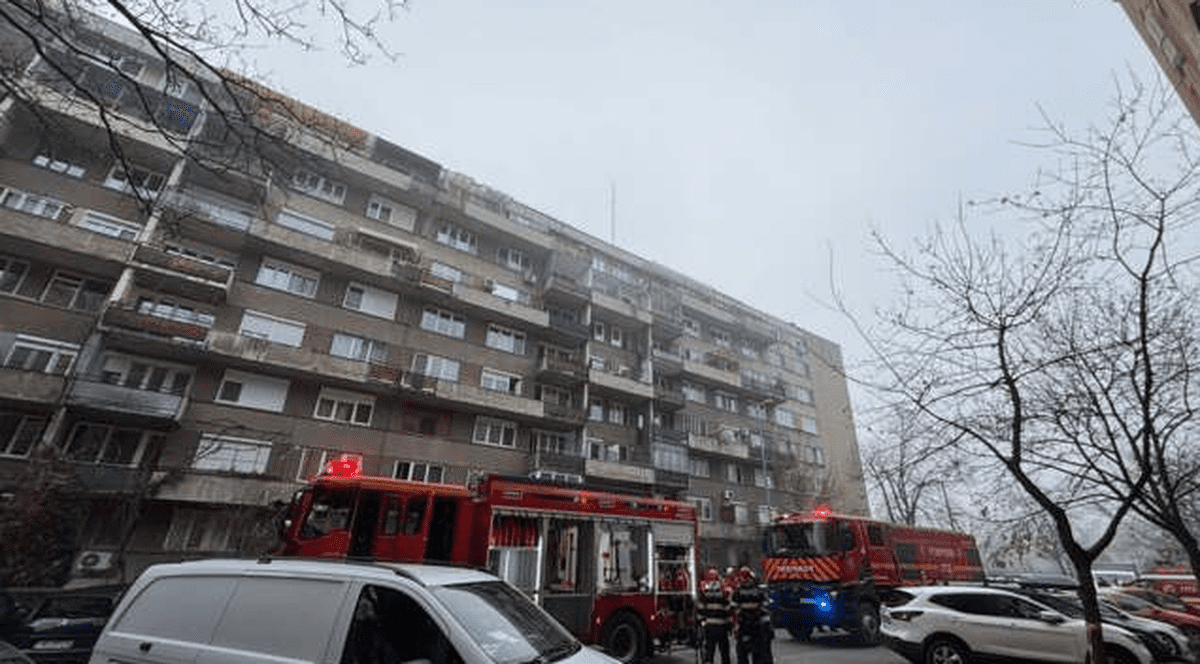 Incendiu într-un bloc din centrul Timișoarei. 40 de oameni au fost evacuați, o persoană s-a intoxicat cu fum