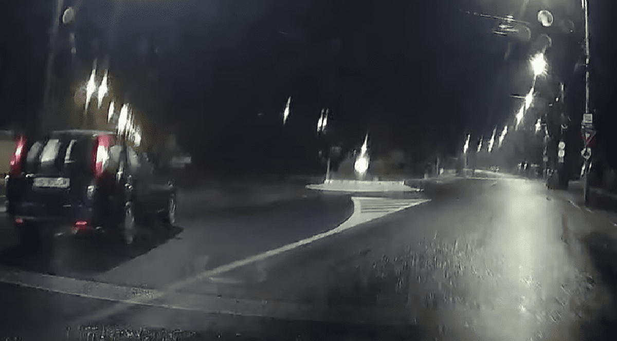 Șofer filmat când intră pe contrasens într-un giratoriu din Cluj-Napoca: „Spiritul Crăciunului te ghidează pe căi greșite”