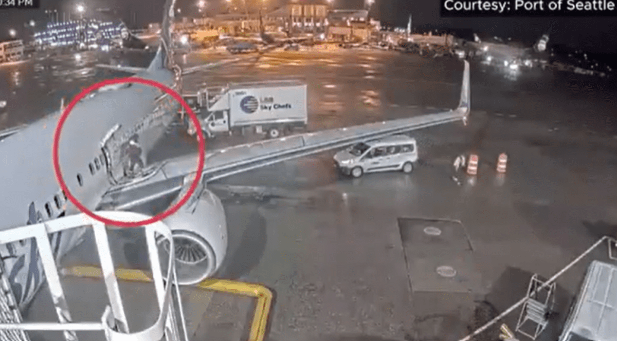 O pasageră „anxioasă” a deschis ușa avionului și a ieșit pe aripă, în Seattle. Foto Captură video X