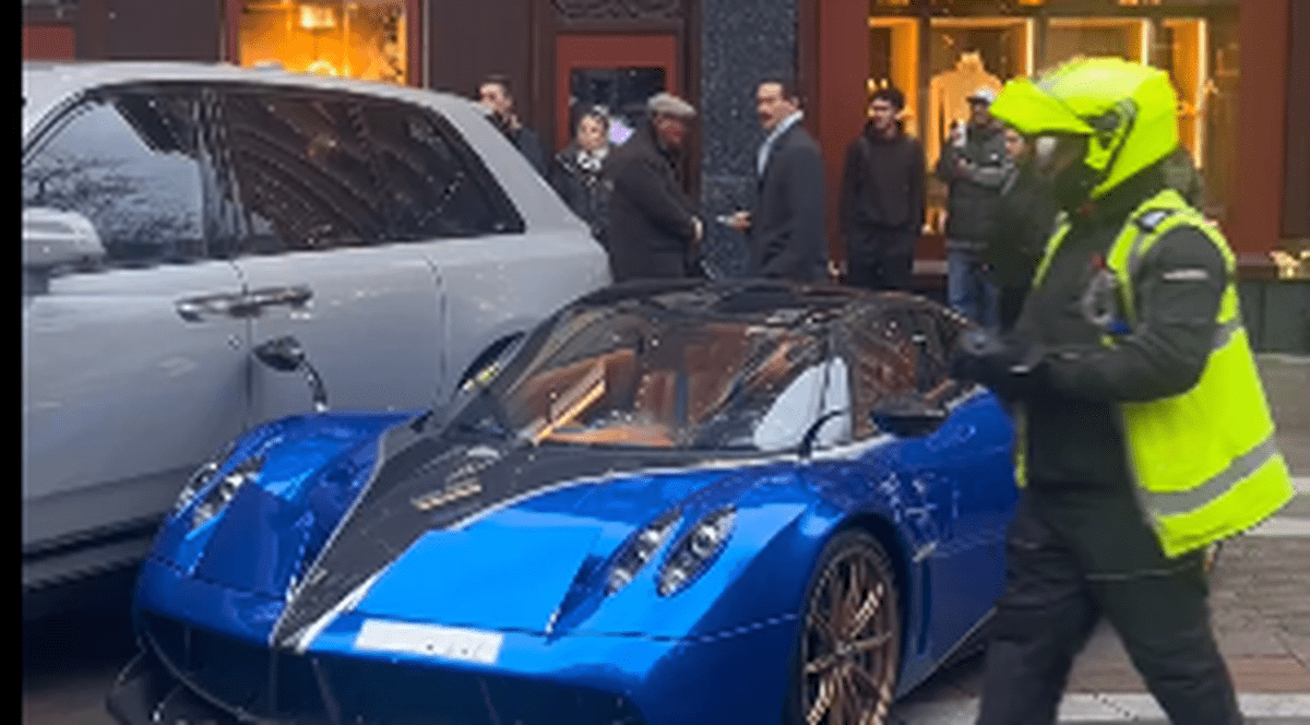 Șoferul unui bolid rar de 3,3 milioane de euro, îndemnat să plătească rapid o amendă de parcare ilegală în fața Harrods din Londra: „Ai reducere de 50%!” | VIDEO