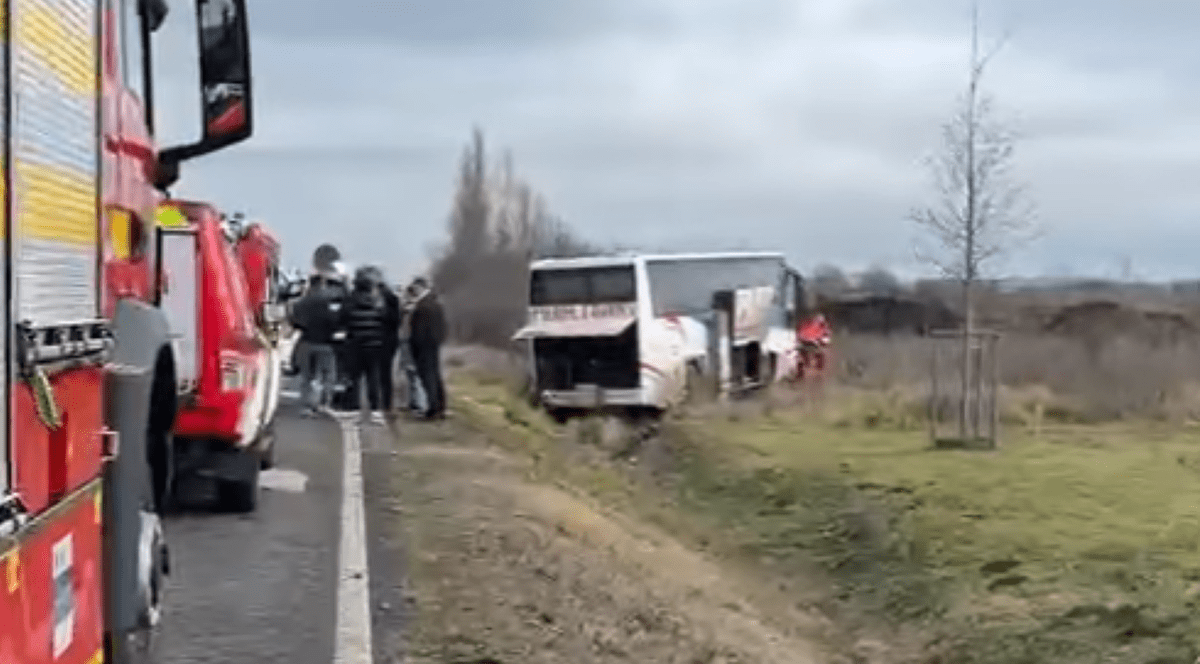 Imagine surprinsă pe o șosea din Timiș, unde un șofer de autocar a murit după ce i s-a făcut rău la volan