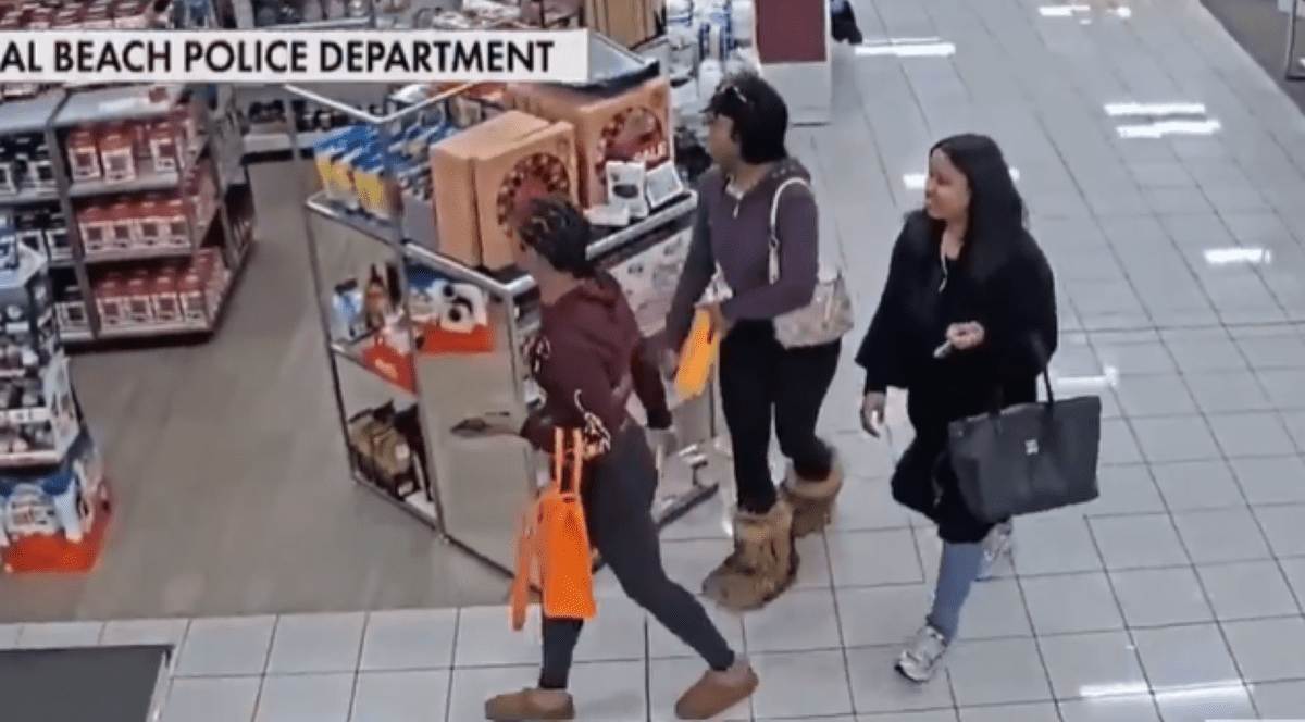 Trei femei din SUA au fost surprinse în timp ce furau dintr-un magazin. Foto Captură video X