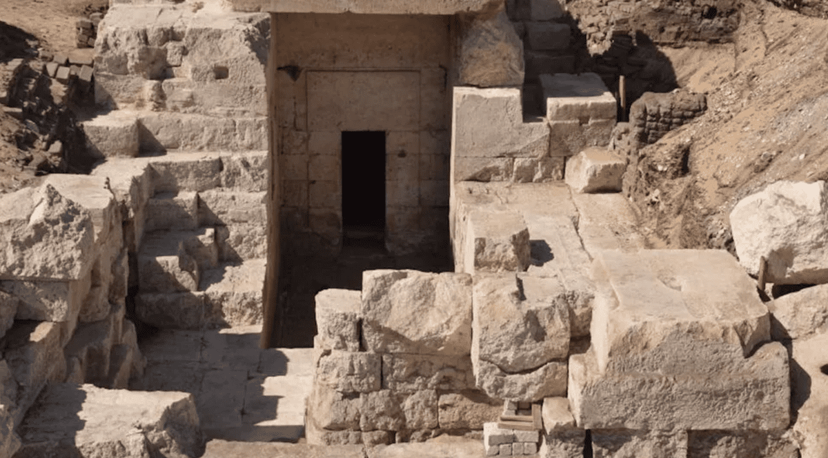 Templu vechi de 2.100 de ani, descoperit de arheologi în Egipt