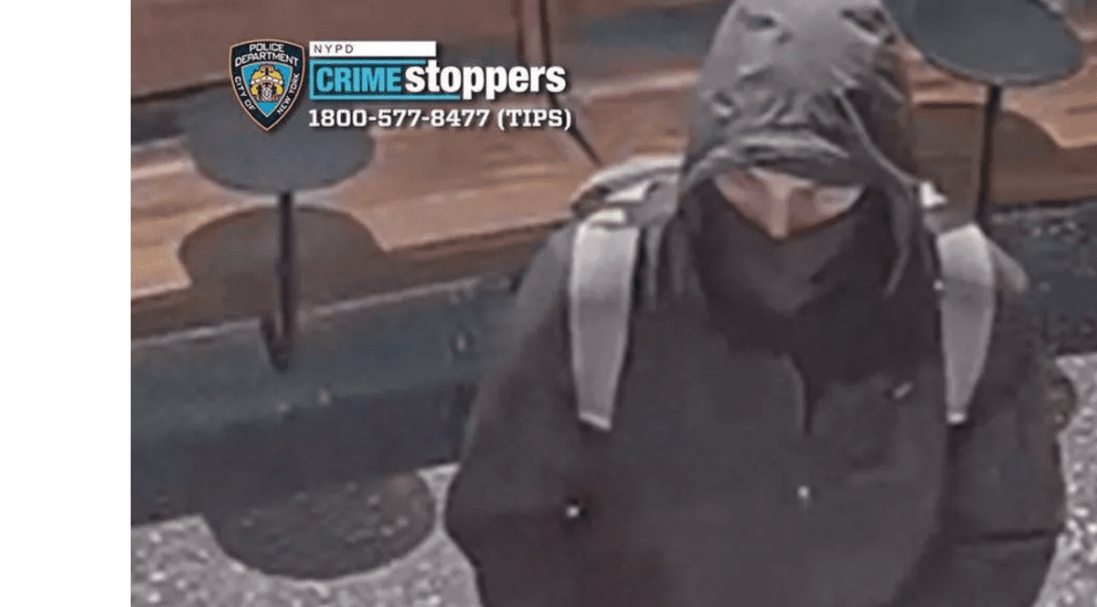 Un bărbat cu glugă și mască