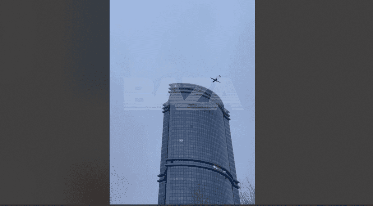 o dronă lovește o clădire cu 37 de taje