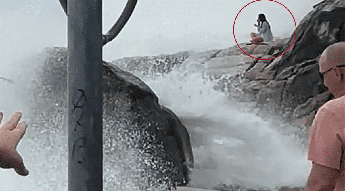 Tânără pe stânci făcând yoga