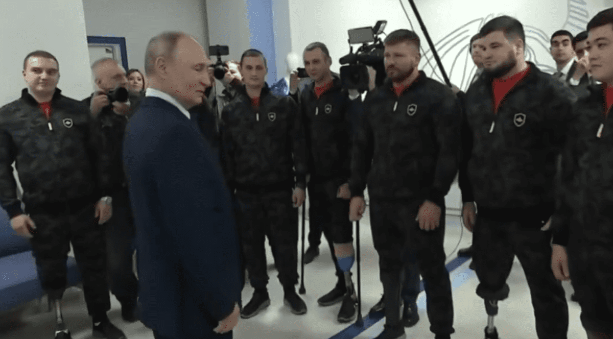 Vladimir Putin vorbește cu soldați
