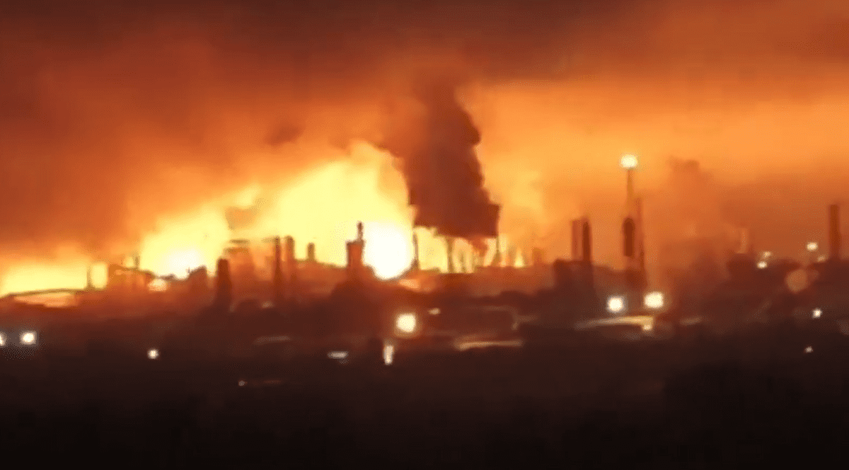Incendiu la o rafinărie Lukoil din Rusia. Foto Captură video X/ Tendar