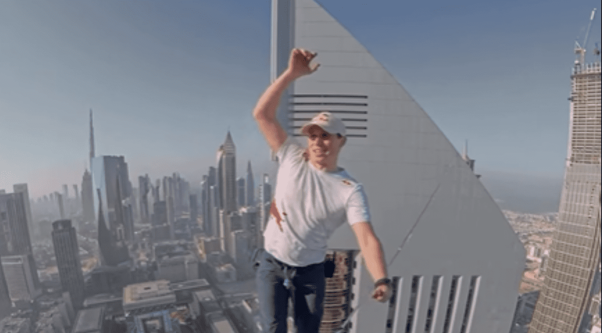 Jaan Roose a străbătut distanța dintre turnurile Jumeirah Emirates Towers din Dubai pe sârmă