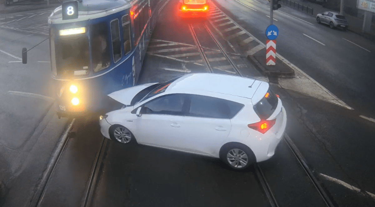 O mașină a intrat într-un tramvai, în Iași.