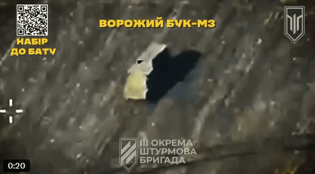 Un sistem rus antiaerian Buk-M3 inainteaza pe un camp