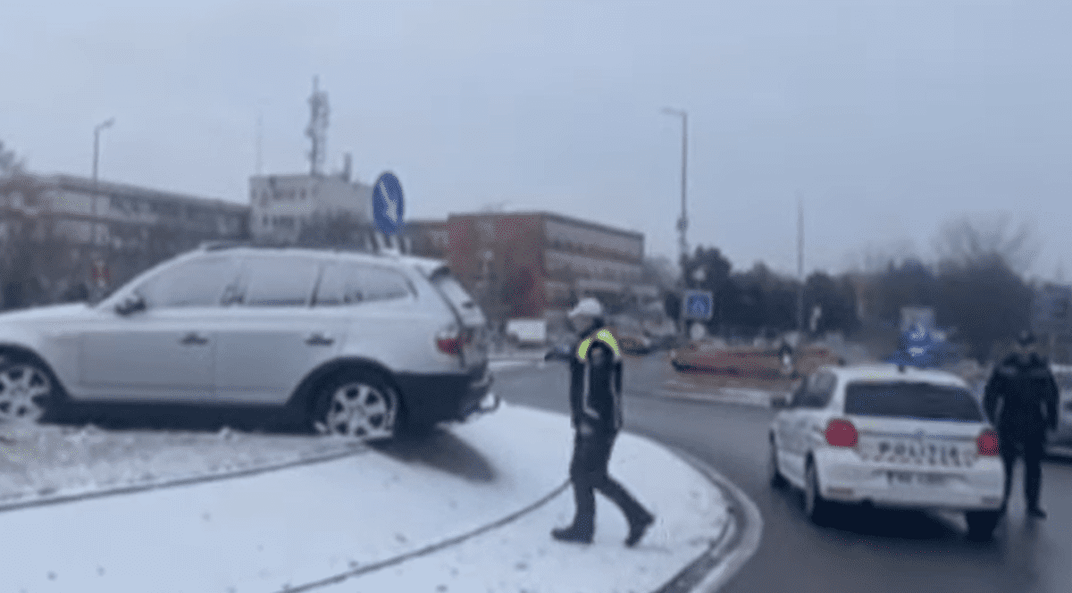 Un șofer băut care mergea la Craiova a ajuns cu mașina în mijlocul unui sens giratoriu și a plecat de la locul accidentului