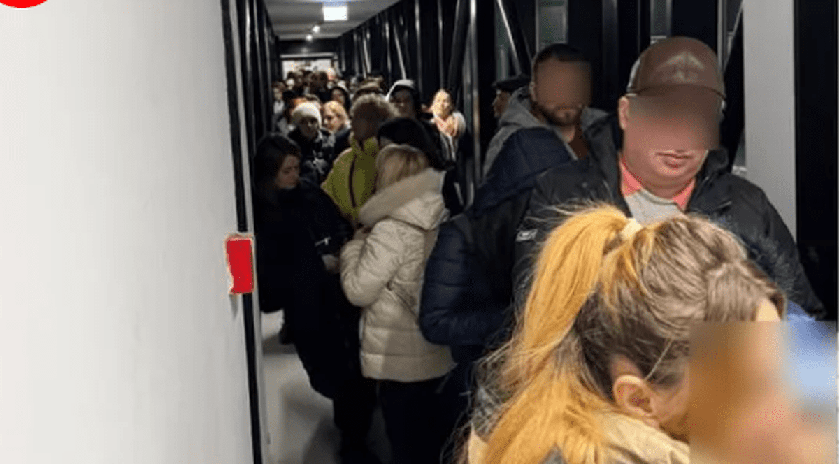 Pasagerii unui zbor de la Iași spre Paris au fost lăsați să aștepte o oră în frig: „Efectiv ne-au ținut ca pe oi”