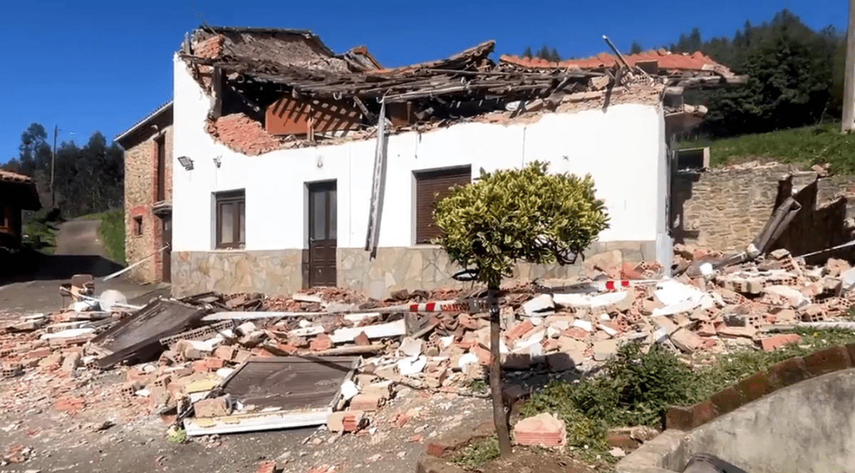 12 români, dintre care 7 copii, au fost răniți după ce acoperișul casei în care se aflau s-a prăbușit peste ei, în Spania