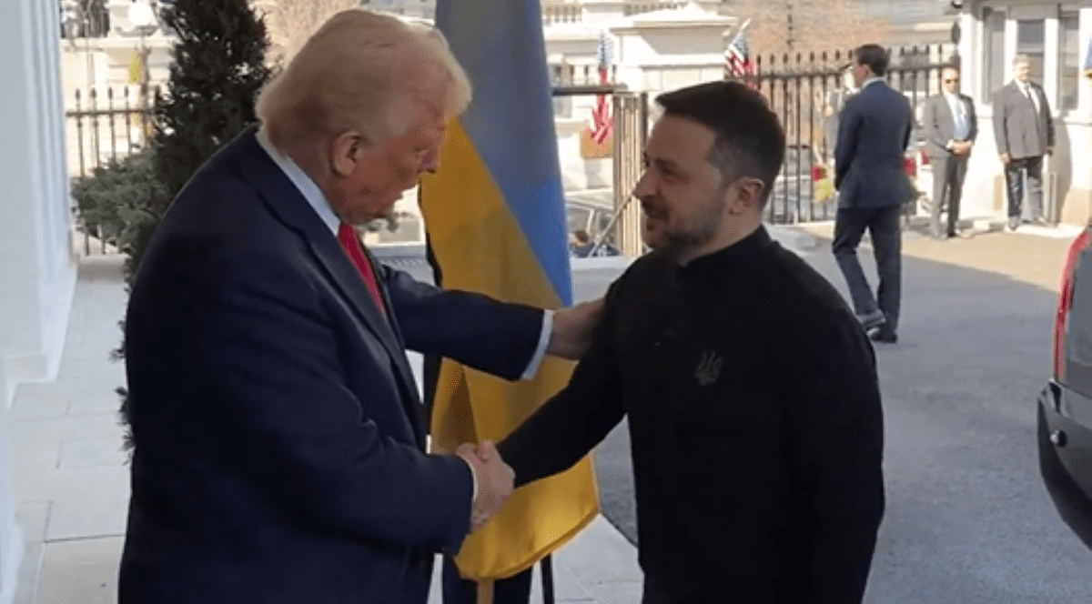 Donald Trump îi strânge mâna lui Volodimir Zelenski, în timpul vizitei liderului de la Kiev la Casa Albă - 28 februarie 2025