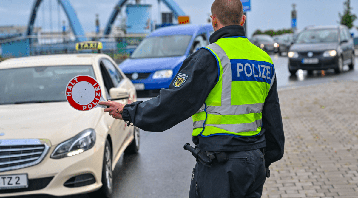 un poliitist german de la Rutieră, dirijează traficul pe o autostradă