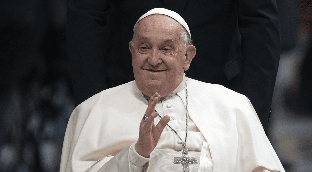 Papa Francisc rămâne în stare critică, iar prognosticul medicilor este rezervat, anunță Vaticanul