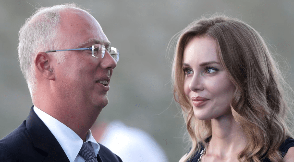 Kirill Dmitriev, omul-cheie al lui Putin în negocierile cu SUA, căsătorit cu fotomodelul și prezentatoarea TV Natalia Popova: „I-a deschis ușa Kremlinului”