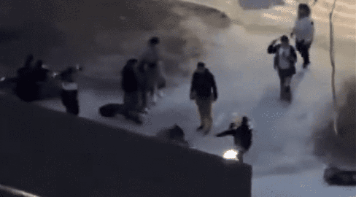 Livratori de mâncare bătuți cu lopeți și indicatoare rutiere de cinci oameni, în București. Foto Captură video Facebook/Sindicatul Europol