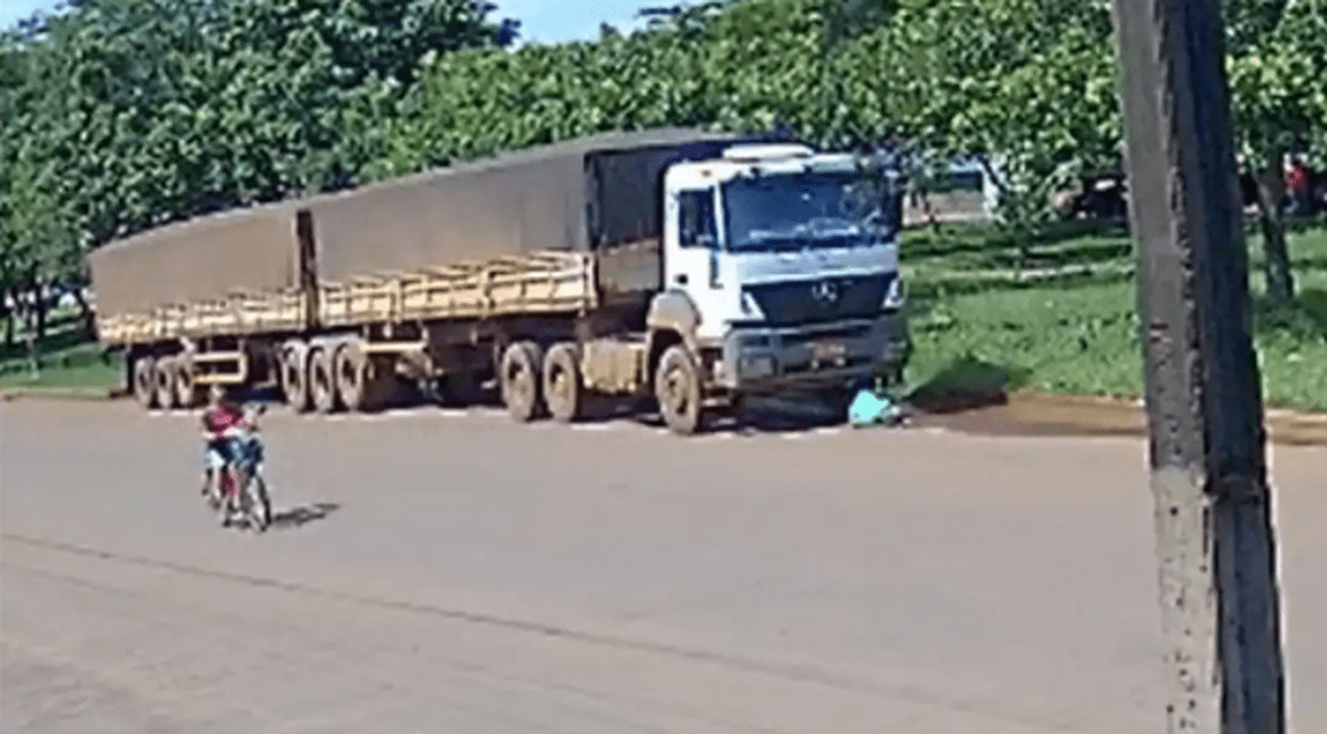 O pensionară a scăpat cu viață după ce un camion lung de 25 de metri a trecut peste ea, în Brazilia: „Mama este o femeie puternică” | VIDEO
