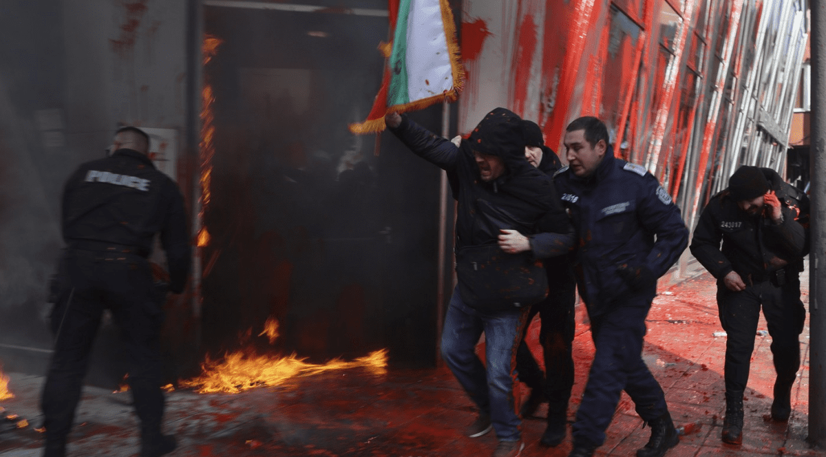 Protest violent la Sofia față de trecerea la euro. Participanții au dat foc ușii clădirii Comisiei Europene