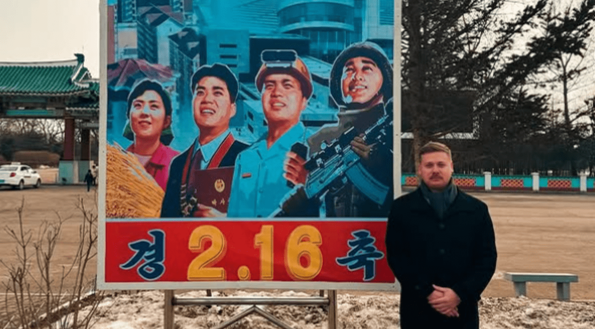 Justin Martell s-a pozat cu un panou din Coreea de Nord